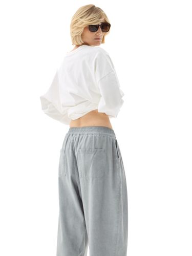 Серые хлопковые брюки-бананы с защипами