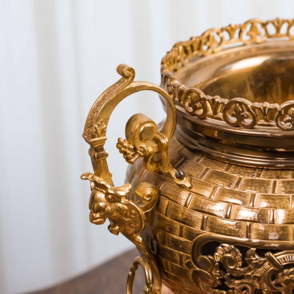 Декоративная ваза-кашпо в стиле Неоренессанс