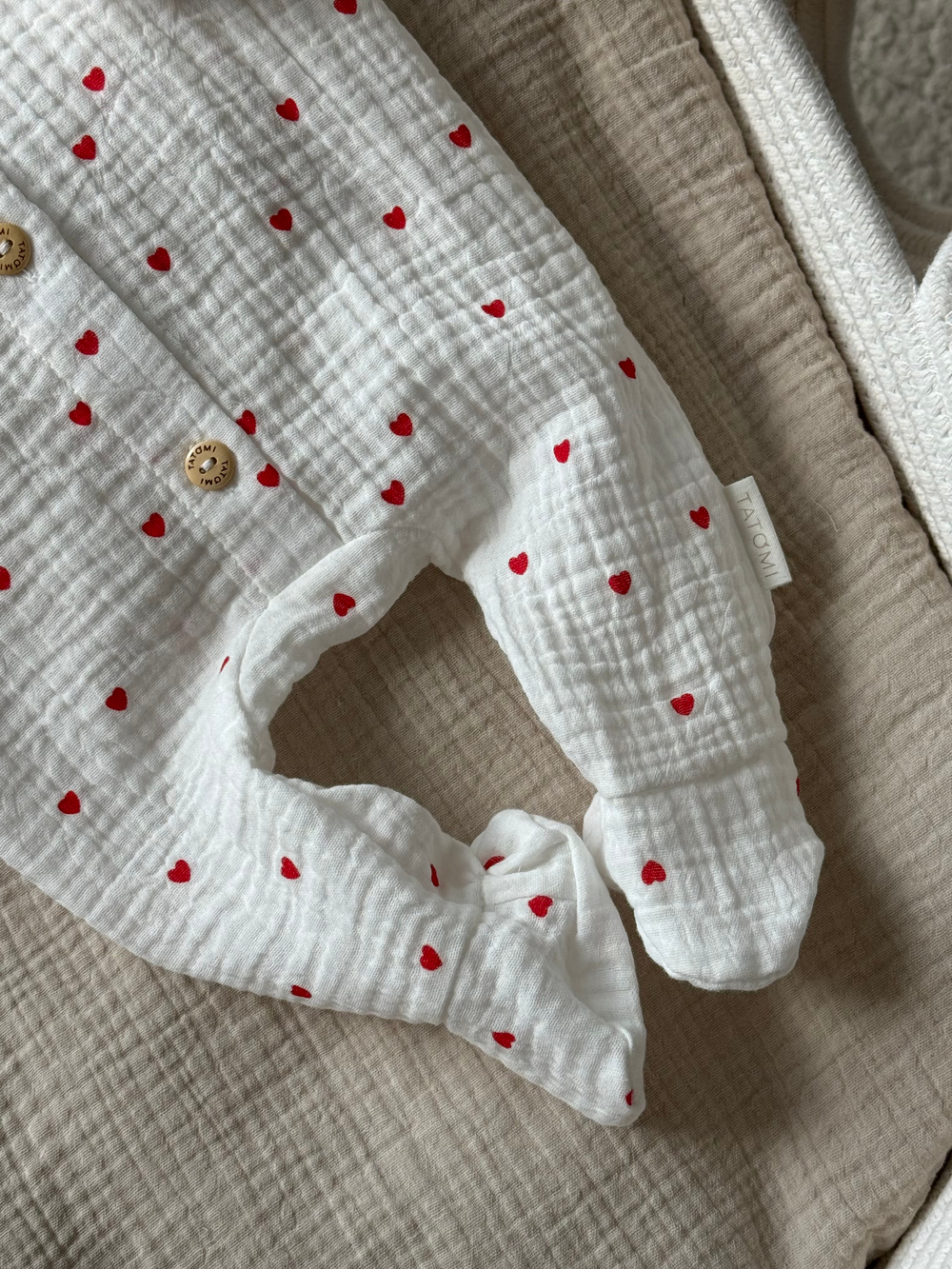 Комбинезон с рюшами и чепчик, Красные сердечки