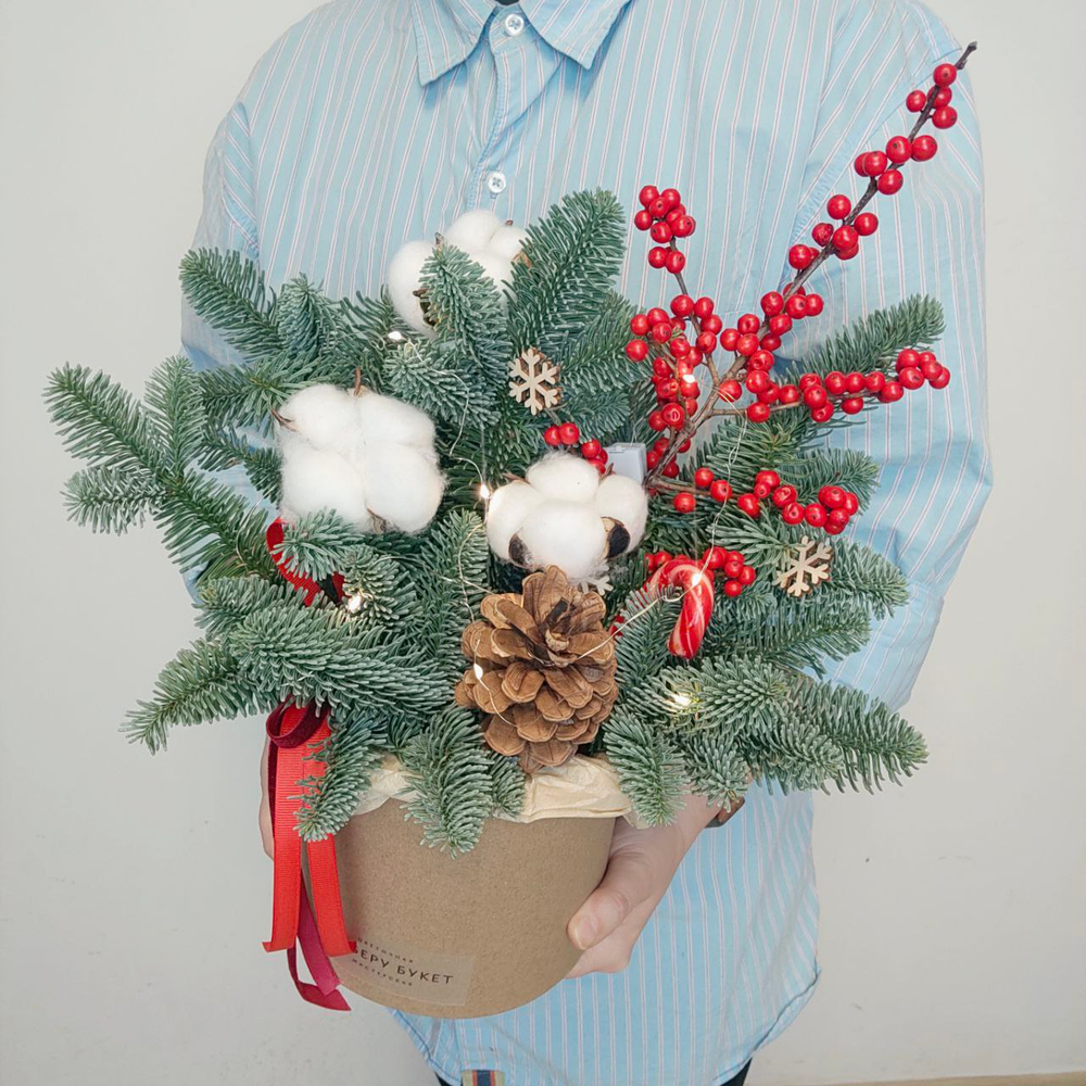 Новогодняя композиция в шляпной коробке с гирляндой