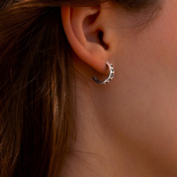 Фотография серьги пусеты на модели