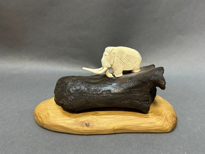 Мамонт на скале