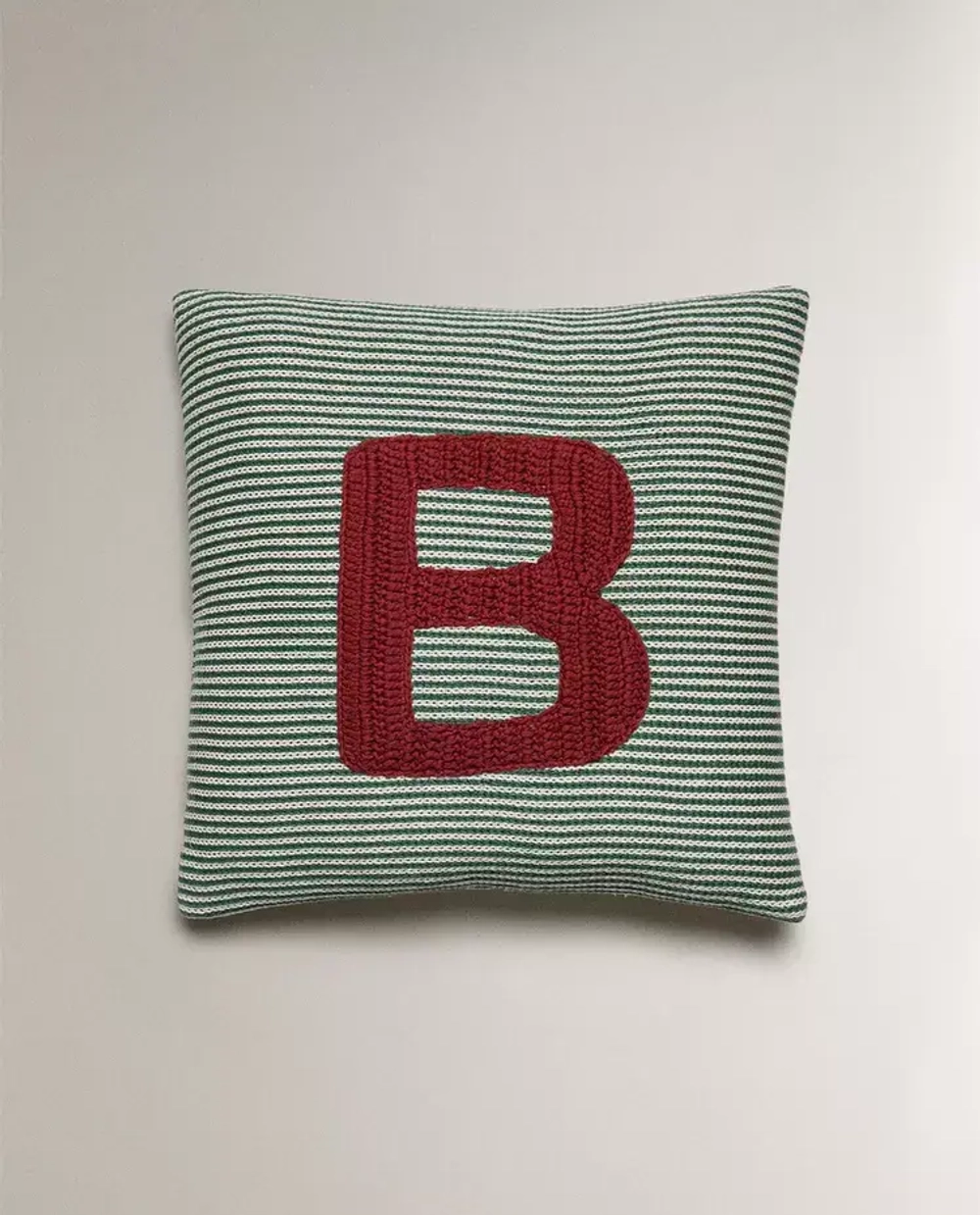 ZARA HOME ДЕТСКАЯ ПОДУШКА С ВЫШИВКОЙ В ВИДЕ БУКВЫ "В", ЗЕЛЕНЫЙ