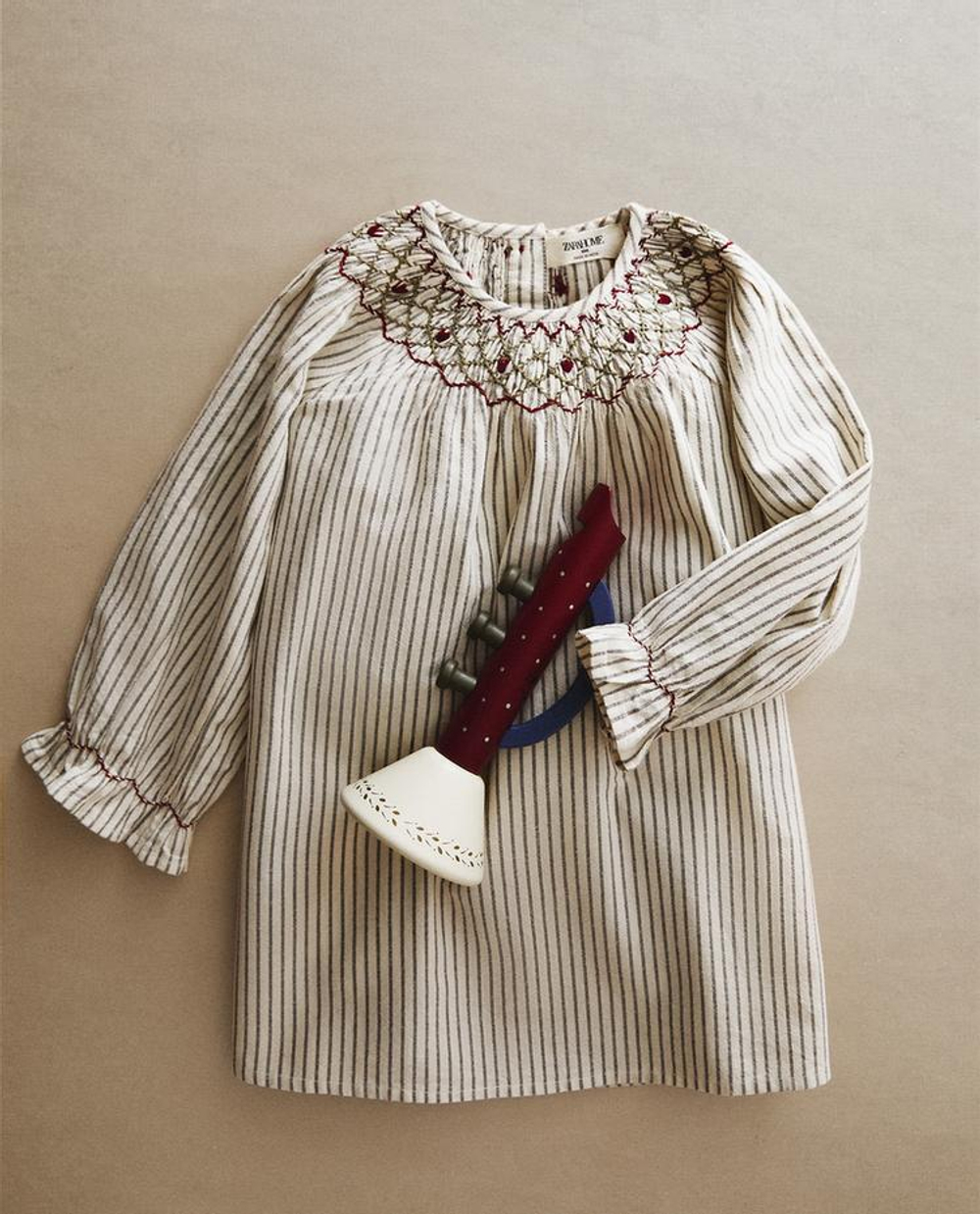 ZARA HOME ДЕТСКАЯ НОЧНАЯ РУБАШКА С РОЖДЕСТВЕНСКОЙ ВЫШИВКОЙ, ЖЕЛТОВАТО-БЕЛЫЙ