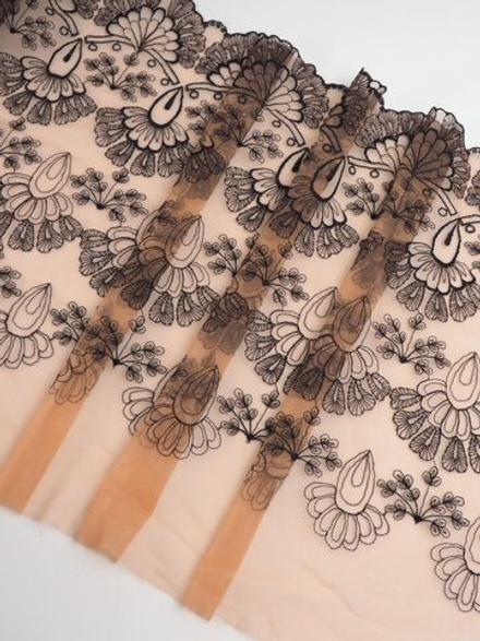 Вышивка на сетке загар с розовинкой и черным эластичная ширина 35 см ОТРЕЗЫ