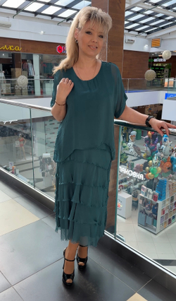 Итальянское шелковое платье с шифоновой "рванкой" в изумрудном цвете