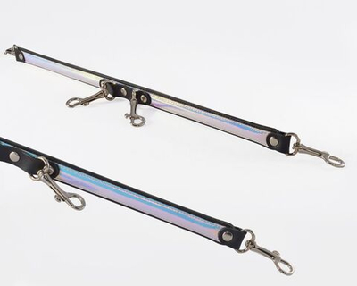 Черная распорка с голографической вставкой и 4 карабинами (Цвет: черный с серебристым)