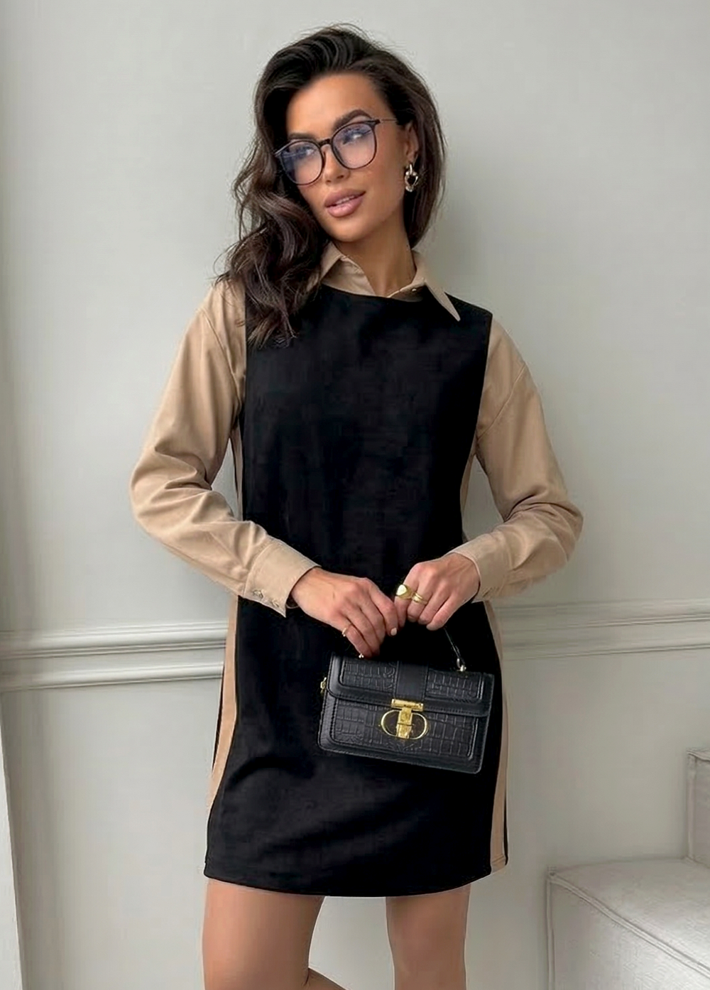 Черное женское платье-сарафан из экозамши с бежевыми боковыми вставками