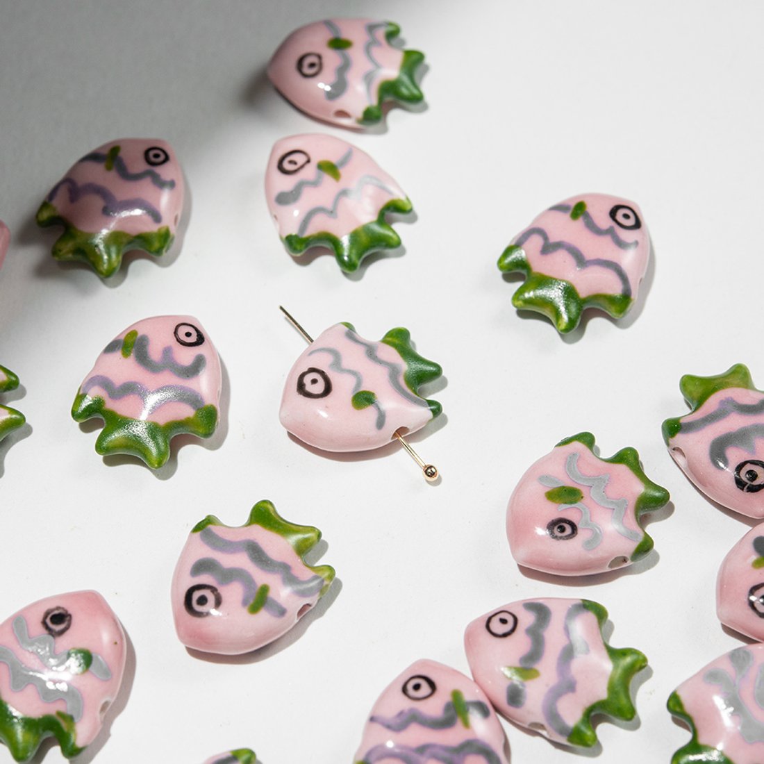 Бусина в форме рыбы, 20,3*17мм, зелено-розовая, глазурированный фарфор