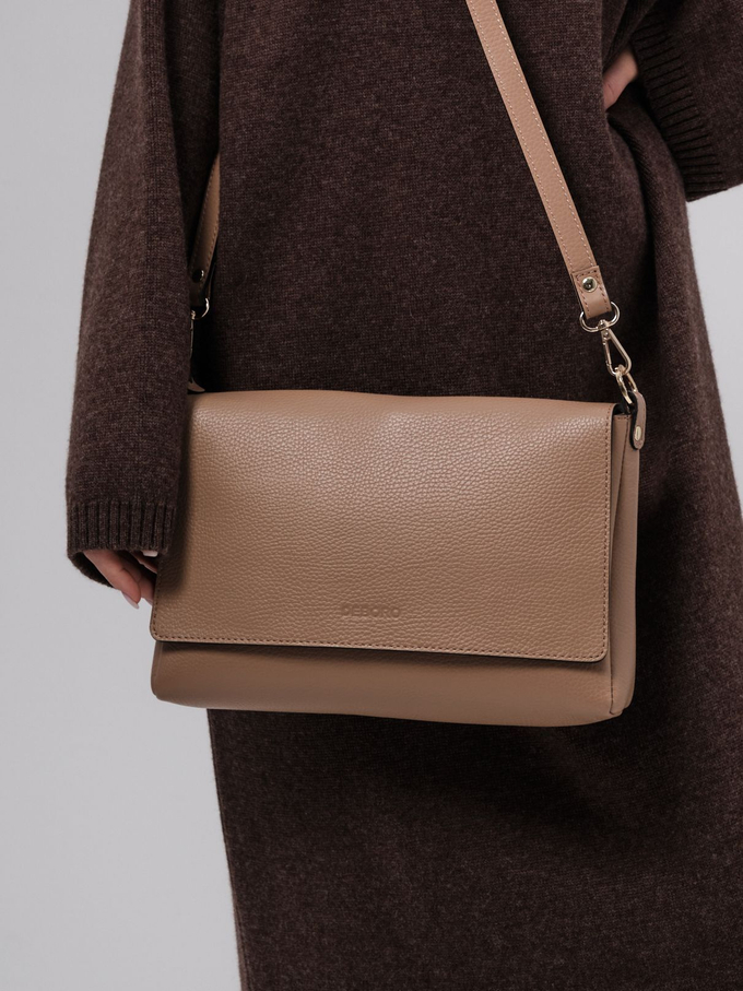 Сумка кожаная на плечо бежевая