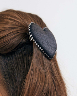 Заколка-сердце с серебристой отстрочкой