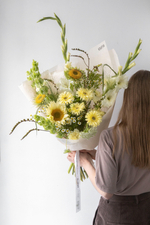 Купить стильный букет с желтыми цветами