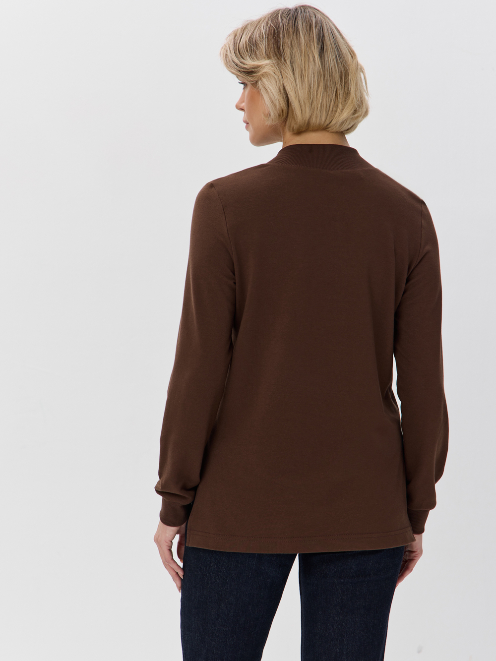 Джемпер с V-вырезом и удлиненной спинкой