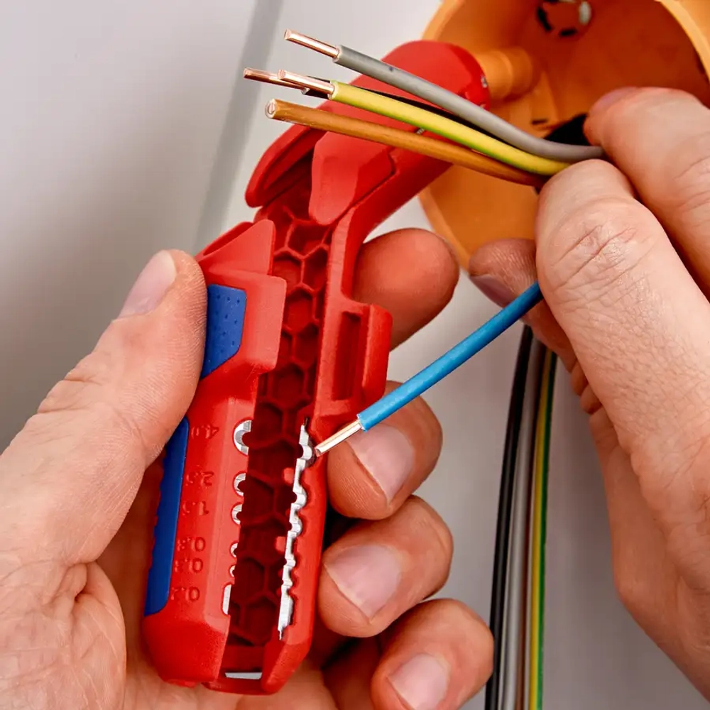 Универсальный инструмент для удаления оболочки ErgoStrip® Knipex 16 95 01 SB
