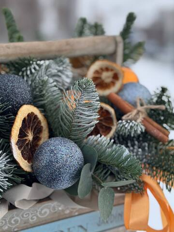 Композиция с ароматной корицей в ящике