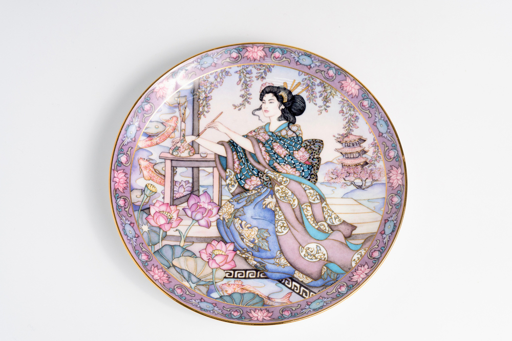 Коллекционная декоративная тарелка «Дева Цветущий лотос» (Lotus Blossom Maiden) из серии Flower Maiden