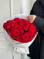 Букет из красных, кустовых пионовидных роз