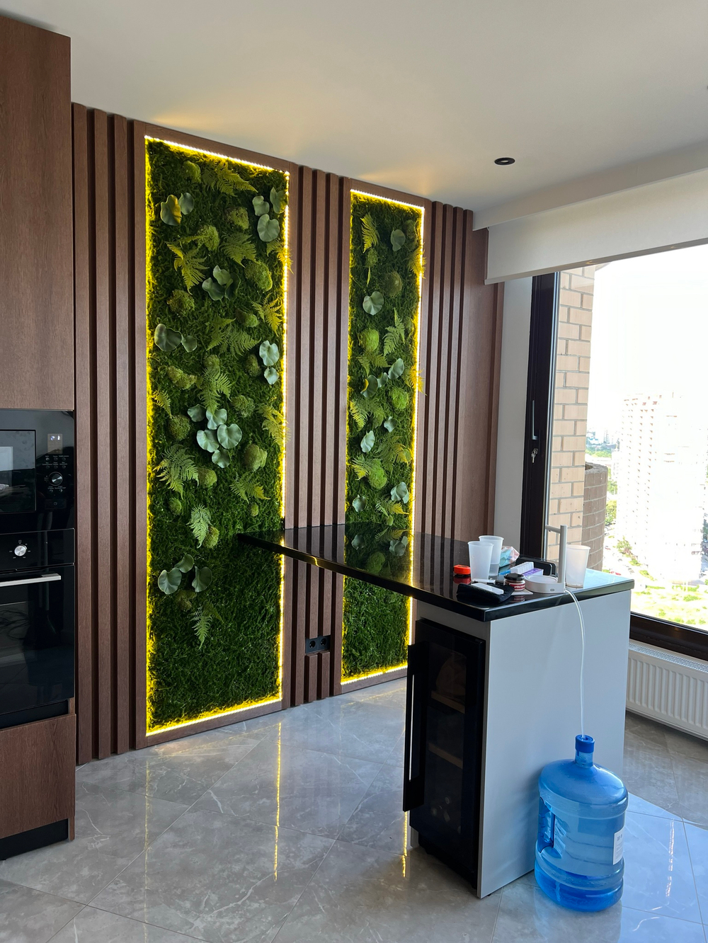 Панно из микса стабилизированного мха, искусственного мха и растений.