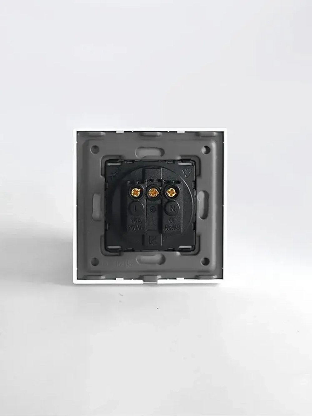 Розетка одинарная электрическая с заземлением, белый пластиковый корпус, защитные шторки для детей,16А,250В.