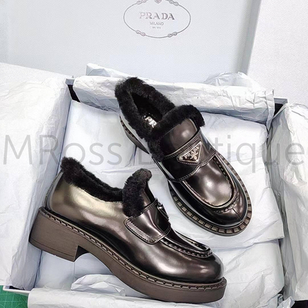 Женские лоферы Prada с мехом