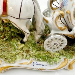 Маленькая повозка, запряжённая лошадьми. Фарфор, круж. фарфор, руч.роспись. Capodimonte. н. ХХ в.