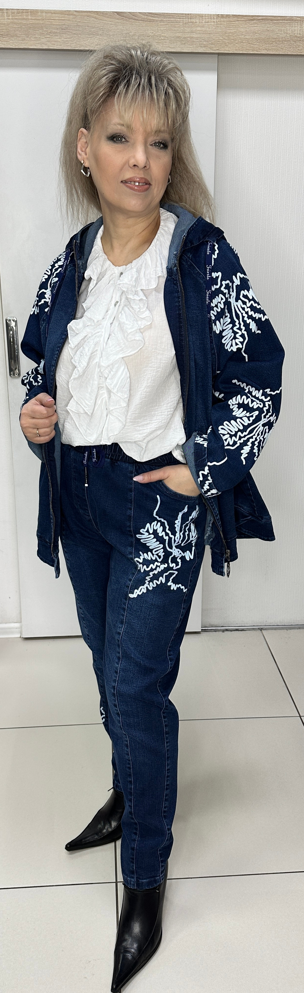 Джинсовый костюм с красивой отделкой