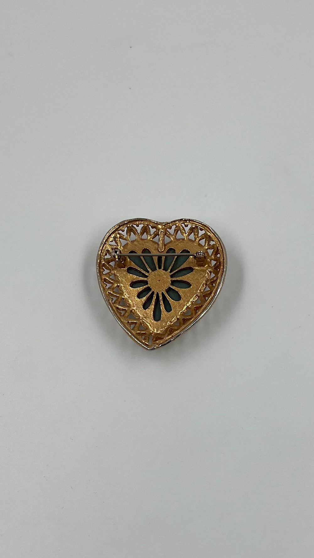 Брошь Камея в виде сердца