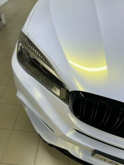 Пленка перламутровая белая с золотым напылением (глянцевая) Pearl White to Gold Carbins