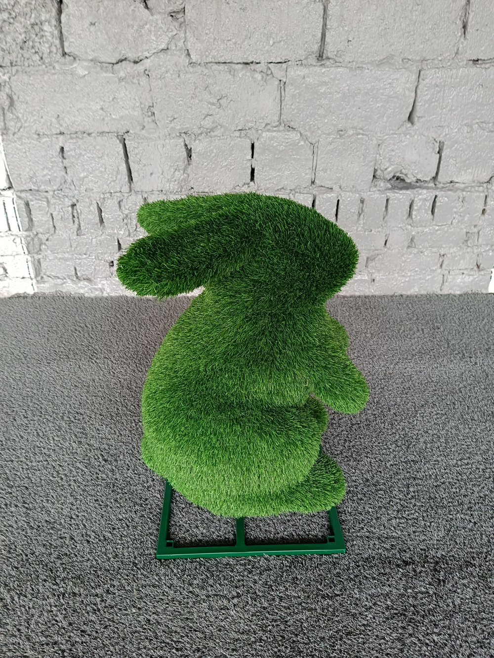 Зайчик стоячий на лапках