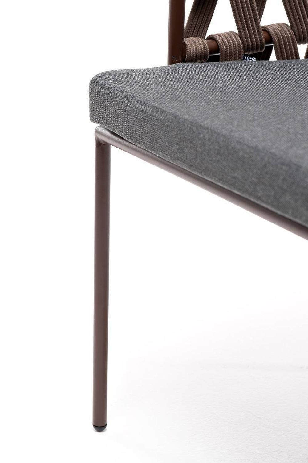 "Диего" стул плетеный из роупа, каркас из стали коричневый (RAL8016) муар, роуп коричневый круглый, ткань темно-серая 027