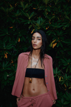 ZARA РУБАШКА ИЗ ЖАТОЙ ТКАНИ С КОРОТКИМИ РУКАВАМИ, МАРСАЛА