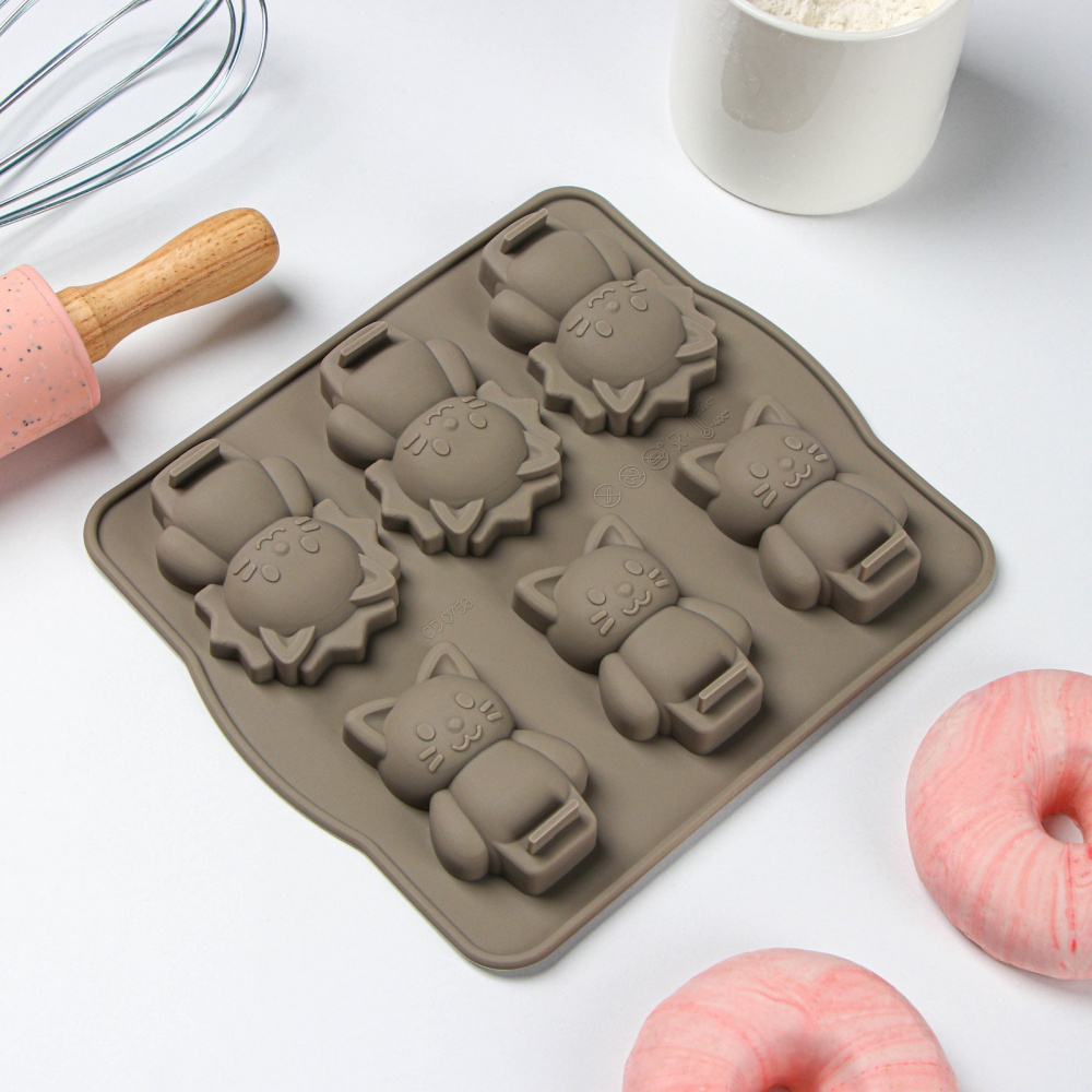 Форма силиконовая "Семейство кошачьих" 6 ячеек, 7*8 см.