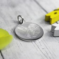 Серебряный кулон подвеска с гравировкой отпечатков в виде сердца на заказ
