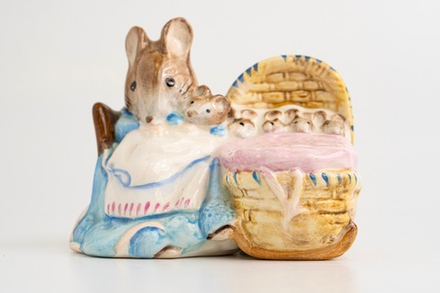 Статуэтка «Мышка Ханка Манка с плетеной коляской»