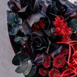 87. Стильный темный букет с черными французскими розами