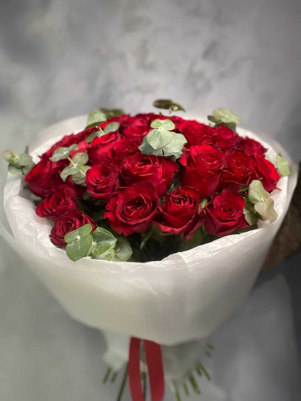 Букет Страстная ночь 35 роз с эвкалиптом.