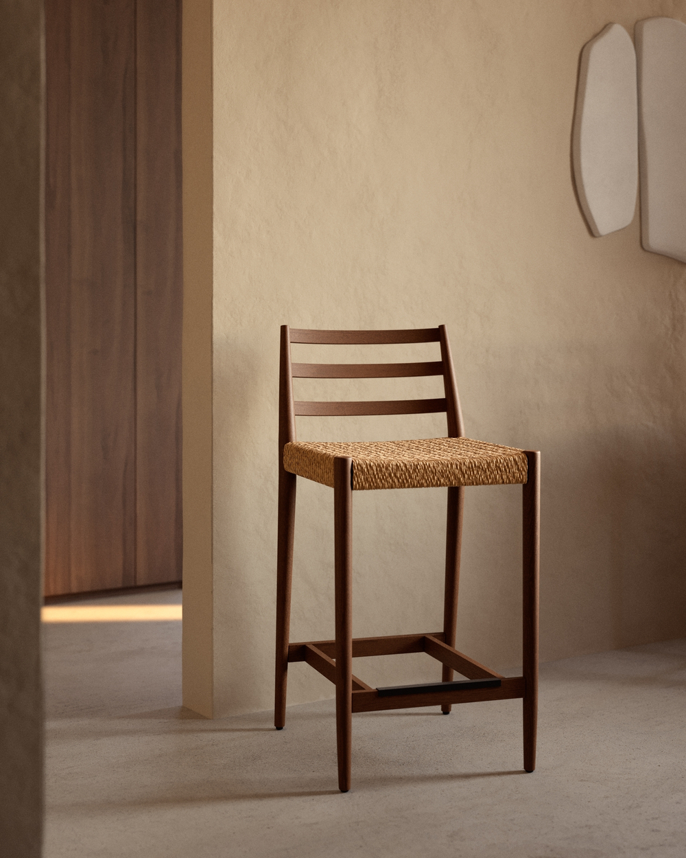 Полубарный стул Analy из массива дуба в отделке орех и веревочным сиденьем 65 см