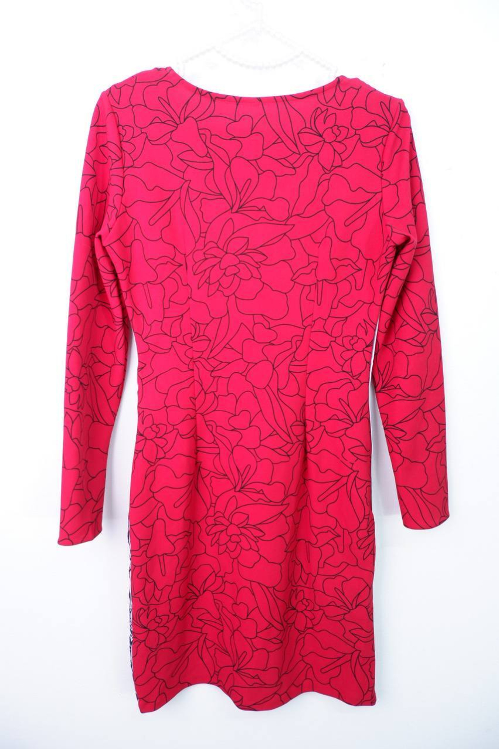 Платье яркого цвета, визуально на 42 размер