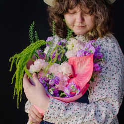 30. Необычный букет с антуриумом и амарантом