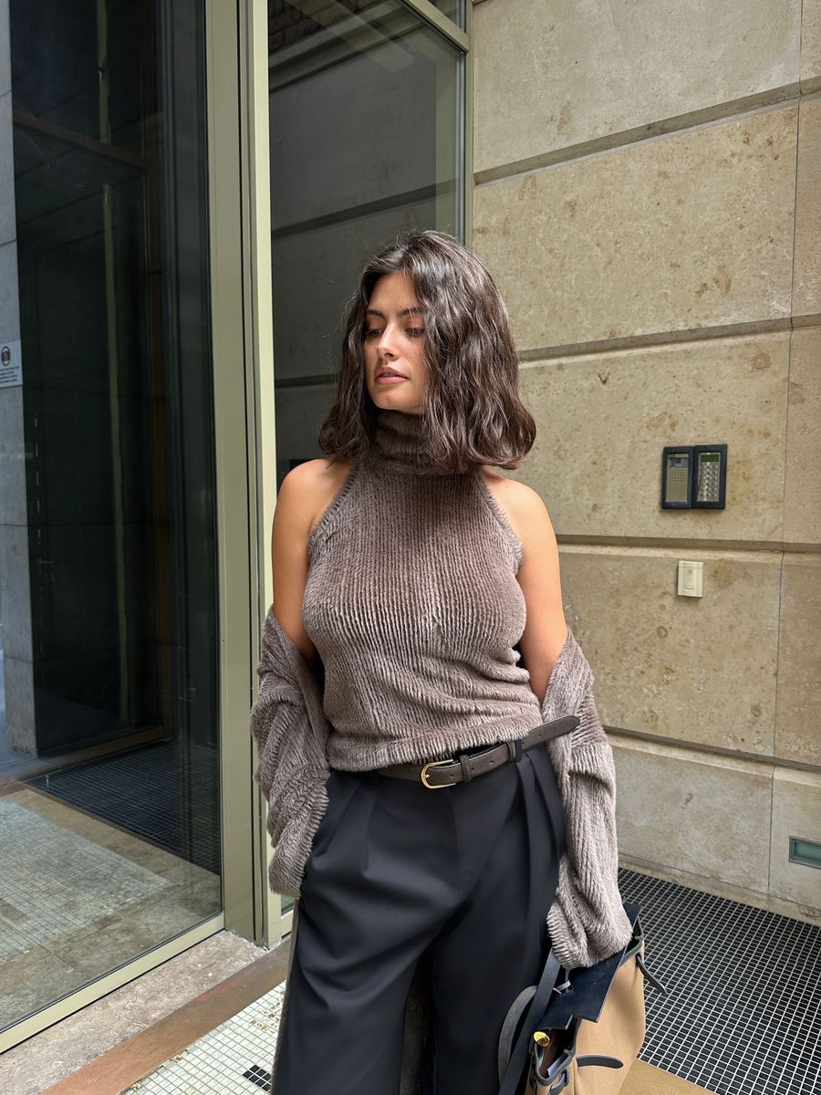 Блуза-Топ из пушистого трикотажа с горлом коричневый