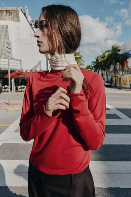 ZARA ХЛОПКОВАЯ ФУТБОЛКА С ДЛИННЫМИ РУКАВАМИ, ТЕМНО-КРАСНЫЙ