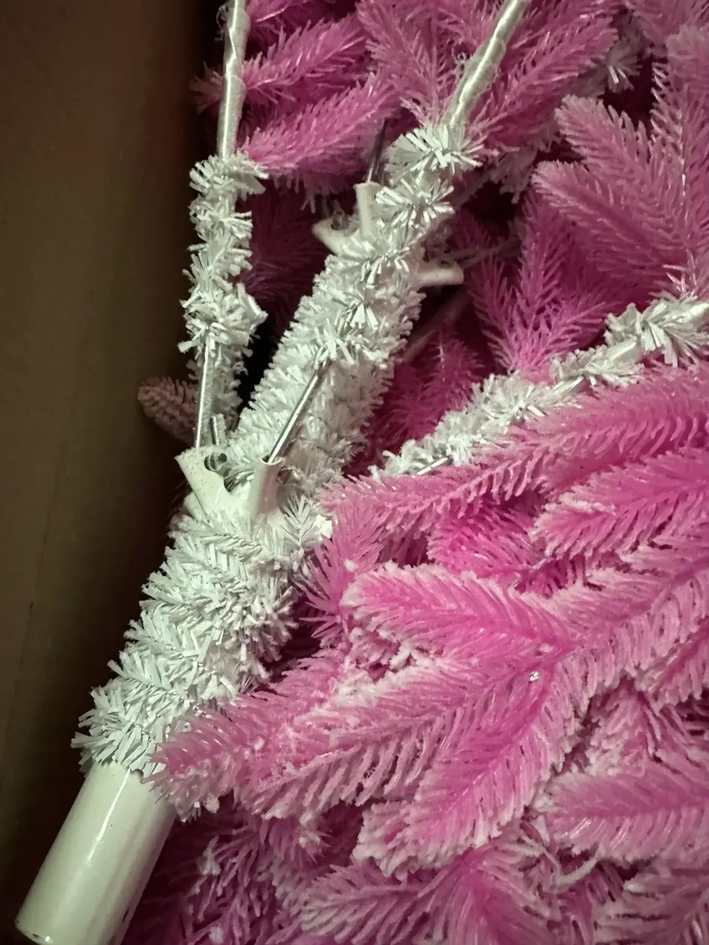 Заснеженная розовая елка «Фэнтези» (Литая хвоя) 215см / 2,1 м