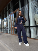 Свитшот однотонный с полузамком и логотипом на груди