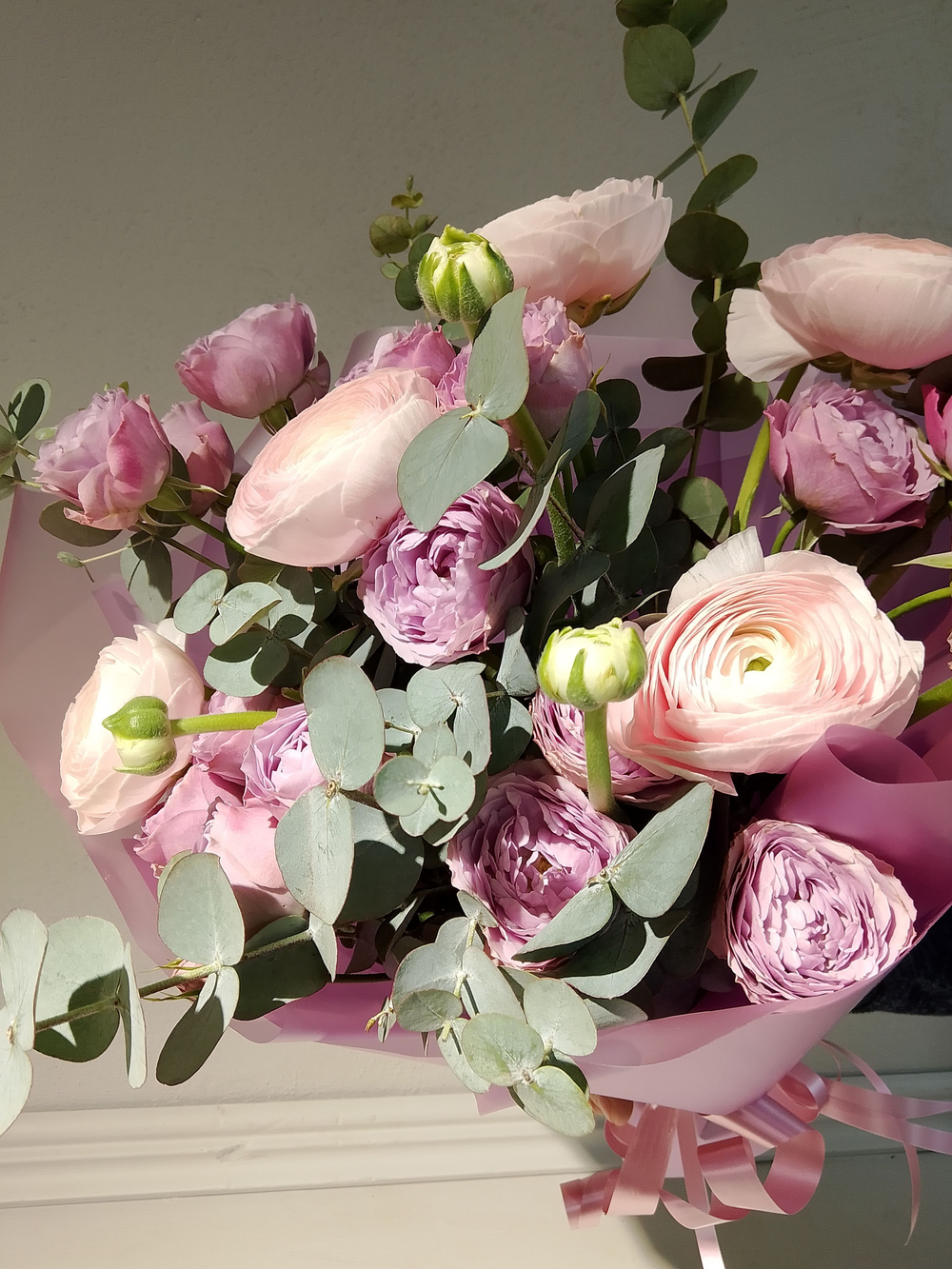 Букет из кустовой пионовидной розы и ранункулюсов