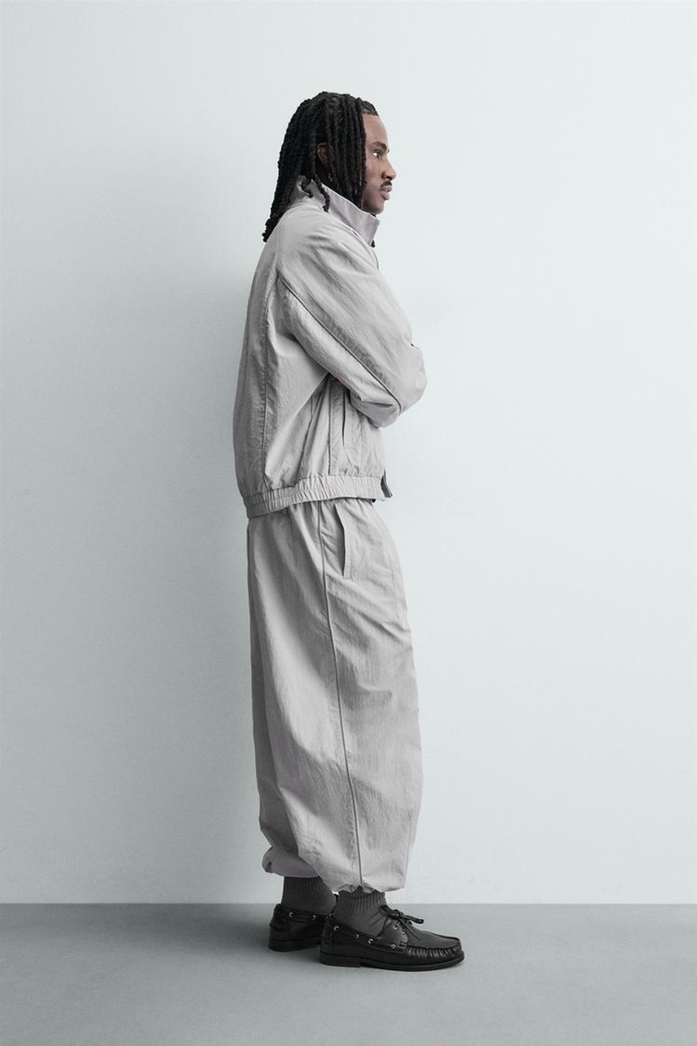 ZARA КУРТКА ИЗ ВЫСОКОТЕХНОЛОГИЧНОЙ ТКАНИ С КОНТРАСТНЫМИ ДЕТАЛЯМИ, СВЕТЛО-СЕРЫЙ