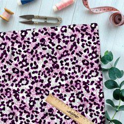 Ткань саржа белый леопард с розовыми листьями