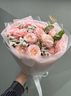 Букет из пионовидных кустовых роз Мадам Бомбастик со статицей и эвкалиптом