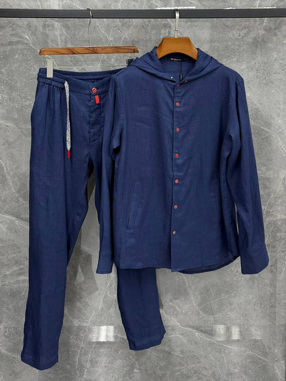 Льняной костюм Kiton