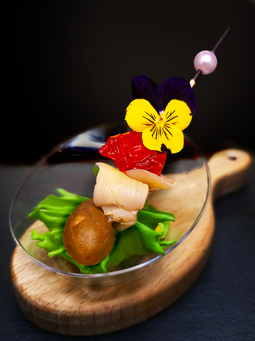 Канапе веган из каперса, артишока и вяленного томата