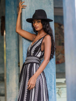 Жаккардовое платье макси с V-образным вырезом (черно-белое)